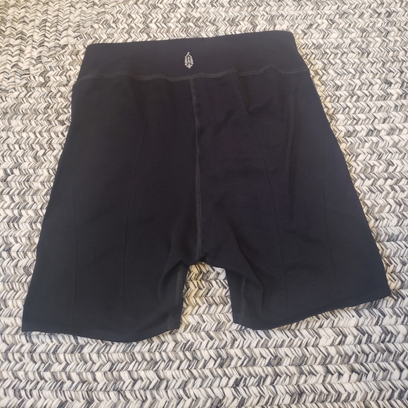 Free People movement seamless biker shorts. SIZE M/L - Picture 3 of 4
